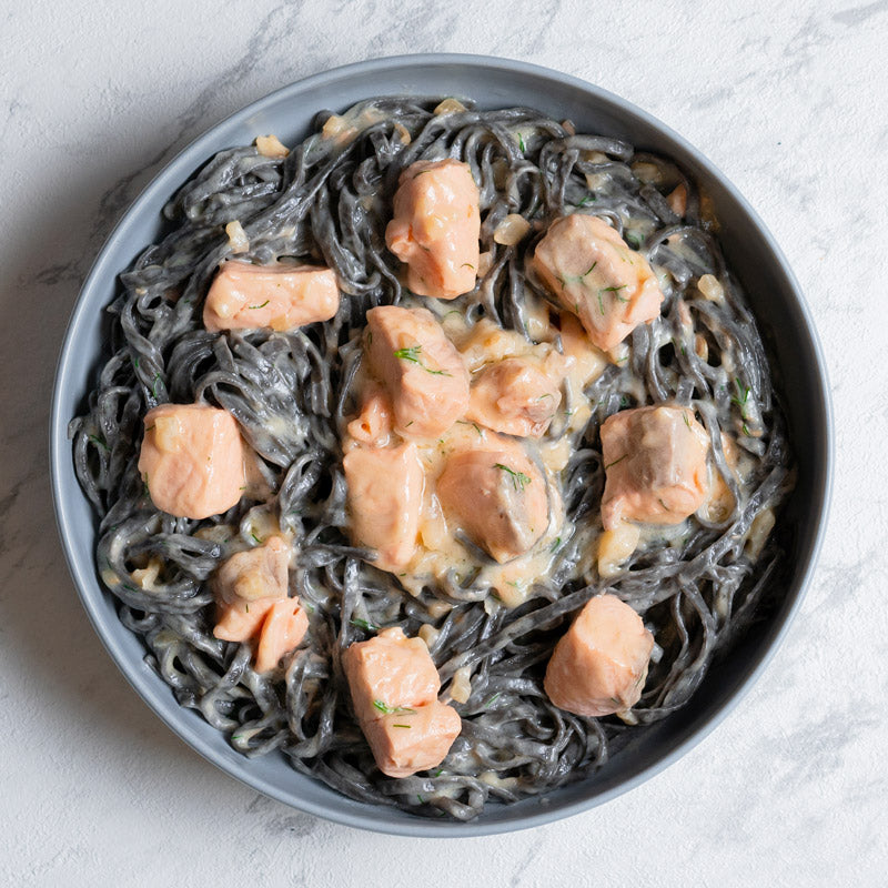 Linguine al nero di sepia con salmón
