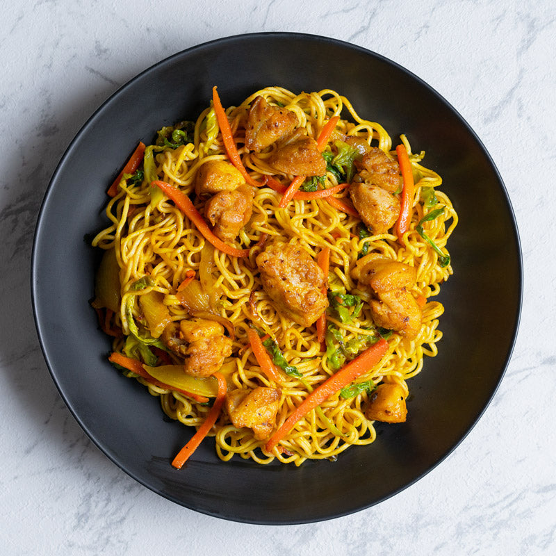 Noodles de pollo al curry con verduras