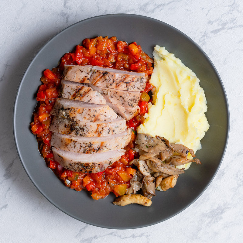 Pavo con pisto de verduras, setas y puré de patata