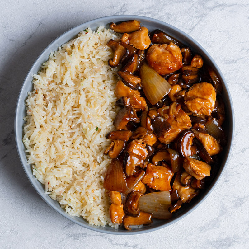 Pollo en salsa de soja, cebolla y shiitake con arroz