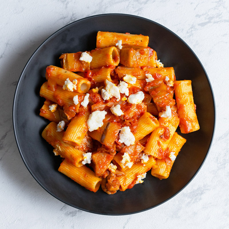 Rigatoni com molho de tomate, beringela e queijo de cabra.