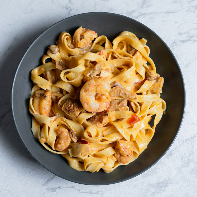 Tagliatelle con salsa de setas y gambas