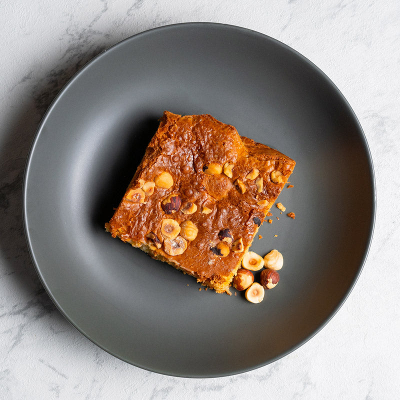 Brownie de chocolate blanco y avellanas