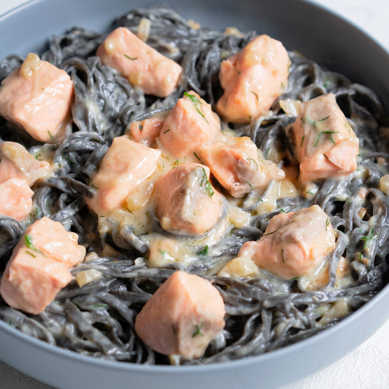 Linguine al nero di sepia con salmón