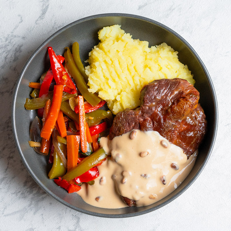 Meloso de ternera en salsa a la pimienta con piñones
