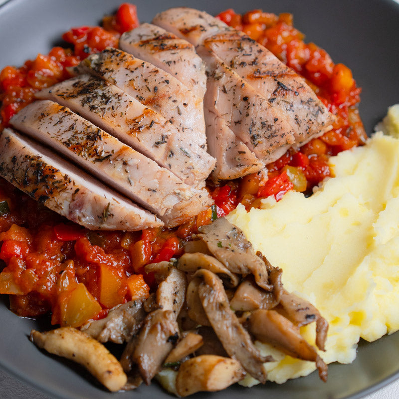 Pavo con pisto de verduras, setas y puré de patata