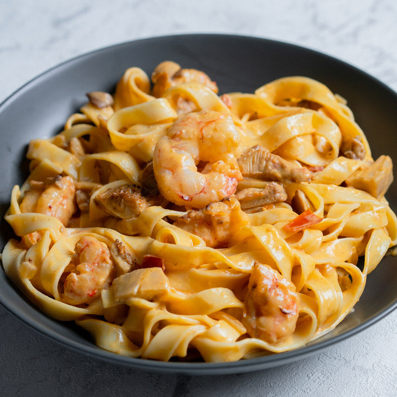 Tagliatelle con salsa de setas y gambas