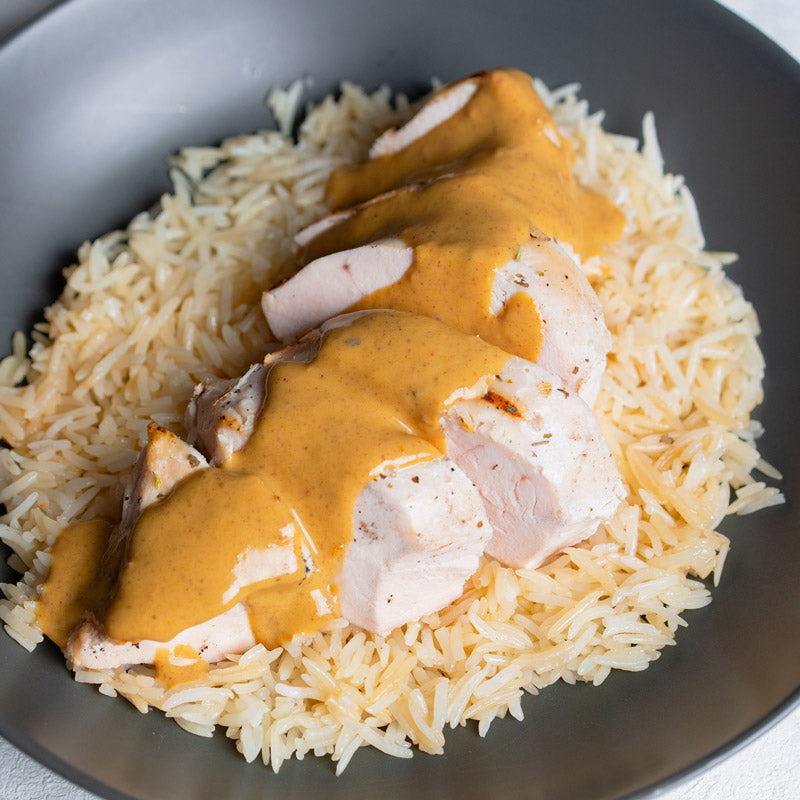 Pollo en salsa satay con arroz