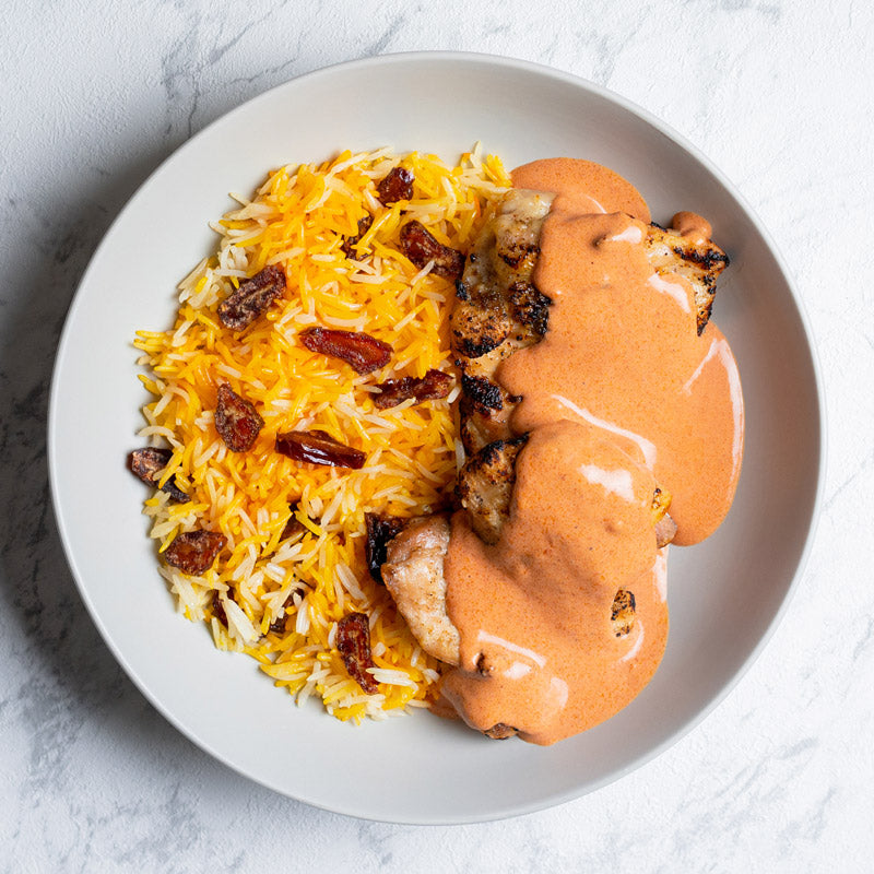 Pollo tandoori con arroz y dátiles