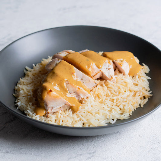 Pollo en salsa satay con arroz