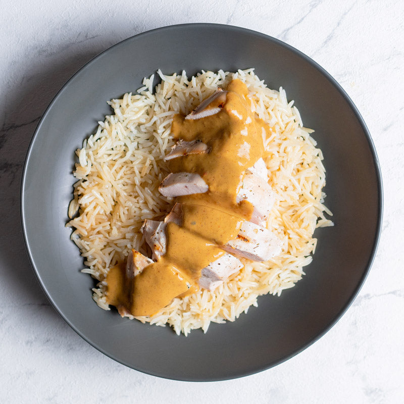 Pollo en salsa satay con arroz