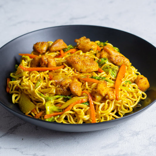 Noodles de pollo al curry con verduras