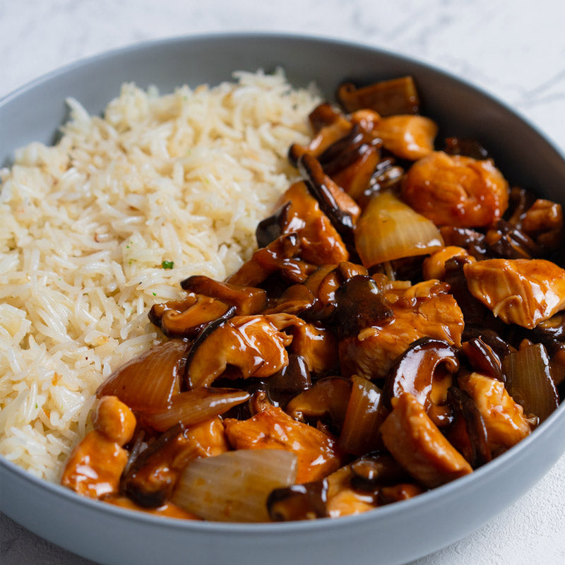 Frango em molho de soja, cebola e cogumelos shiitake com arroz.