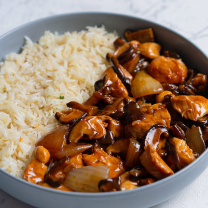 Frango em molho de soja, cebola e cogumelos shiitake com arroz.