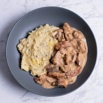 Strogonoff de ternera con puré trufado