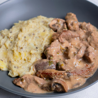 Strogonoff de ternera con puré trufado